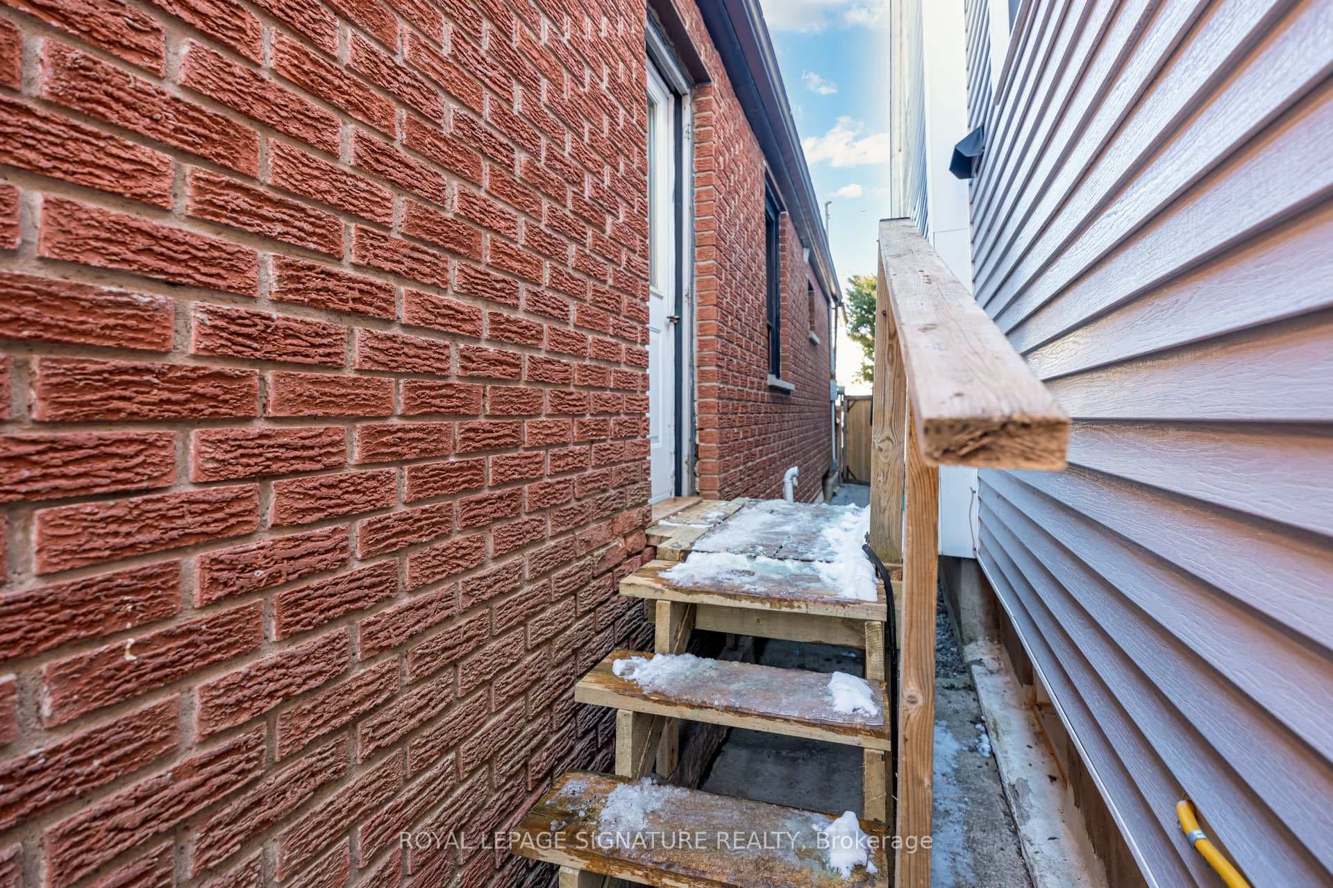 Side Entrance (NOT to basement)