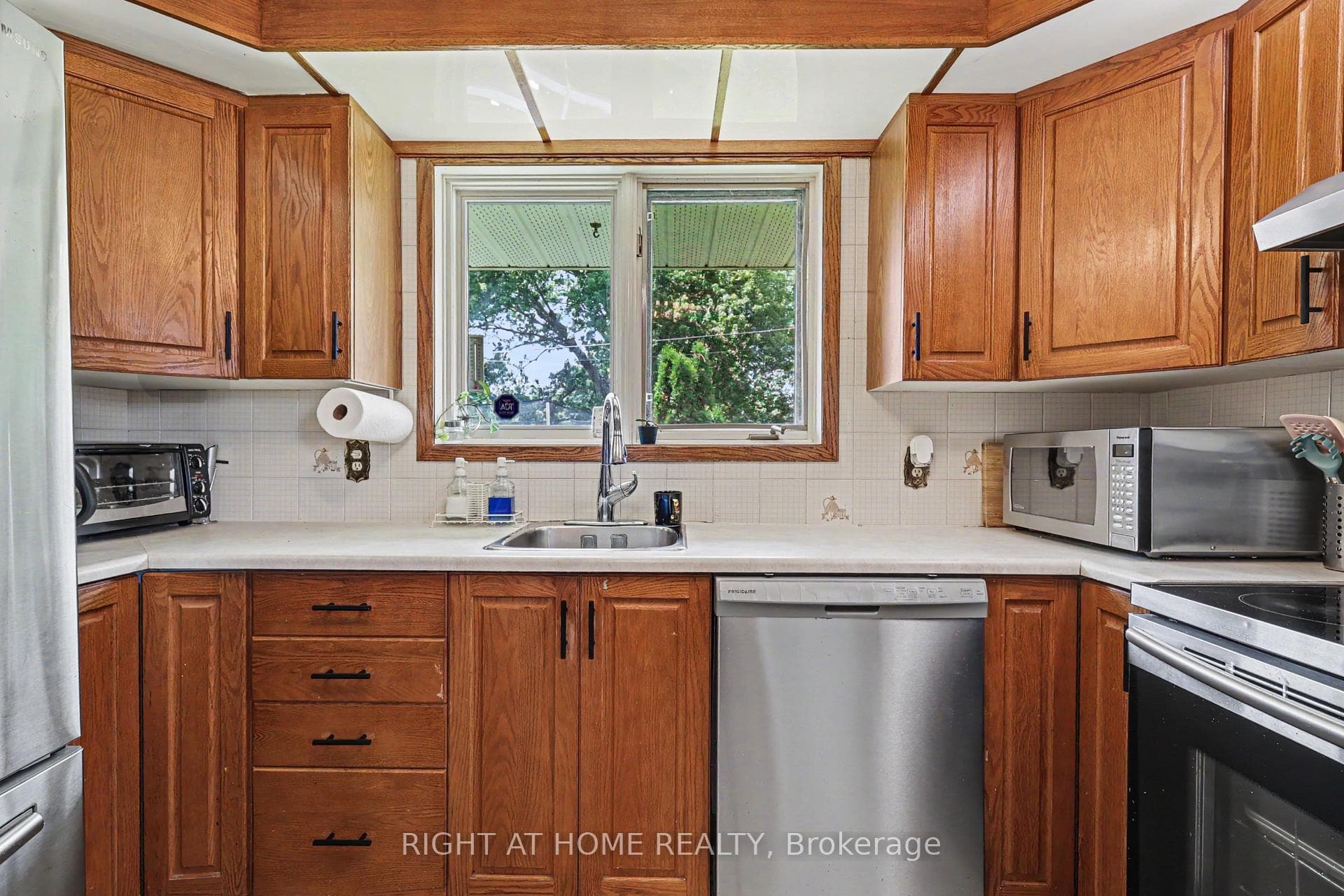 1640 FISHER Avenue photo 9
