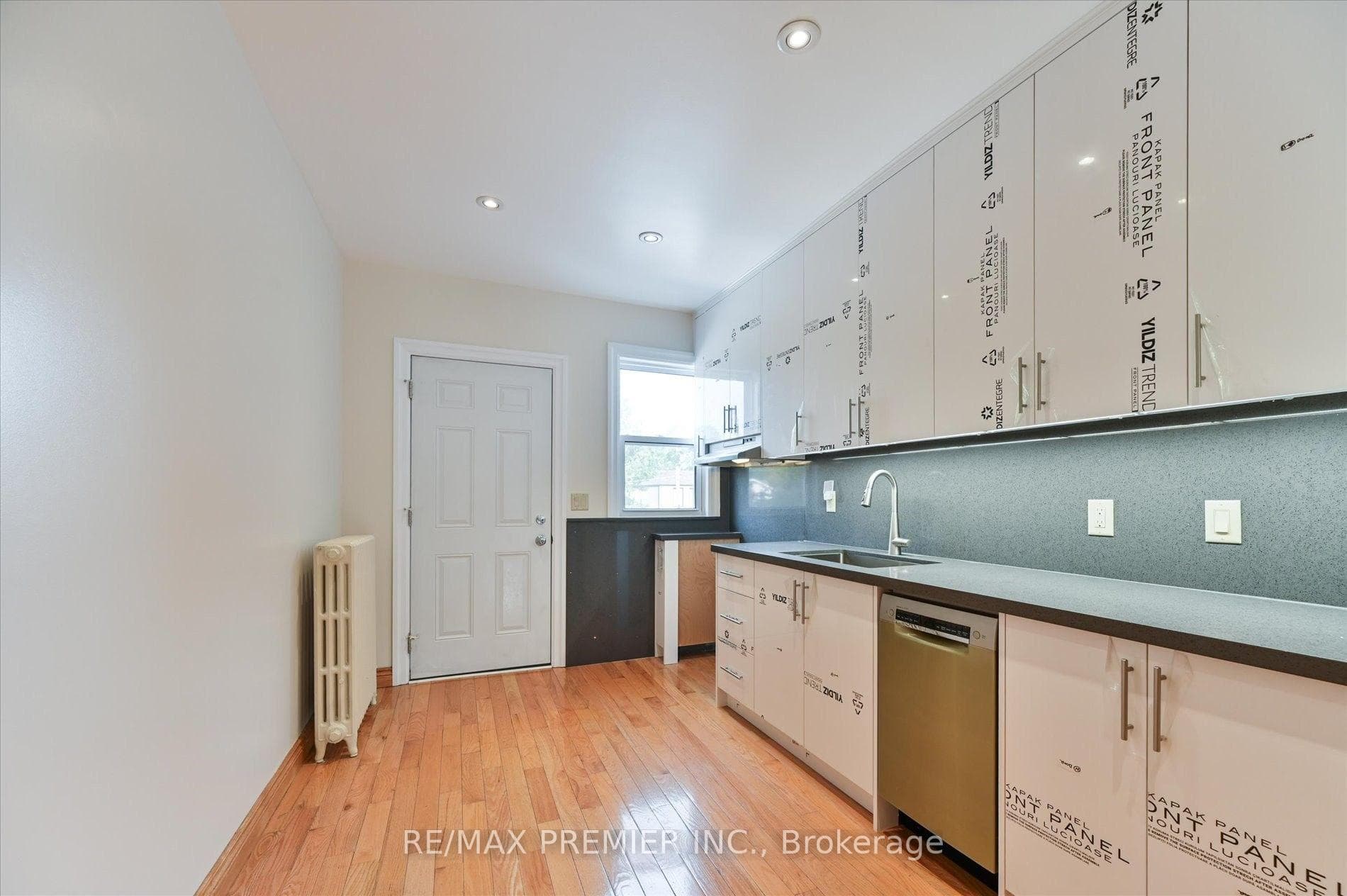 1575 Bayview Avenue photo 7