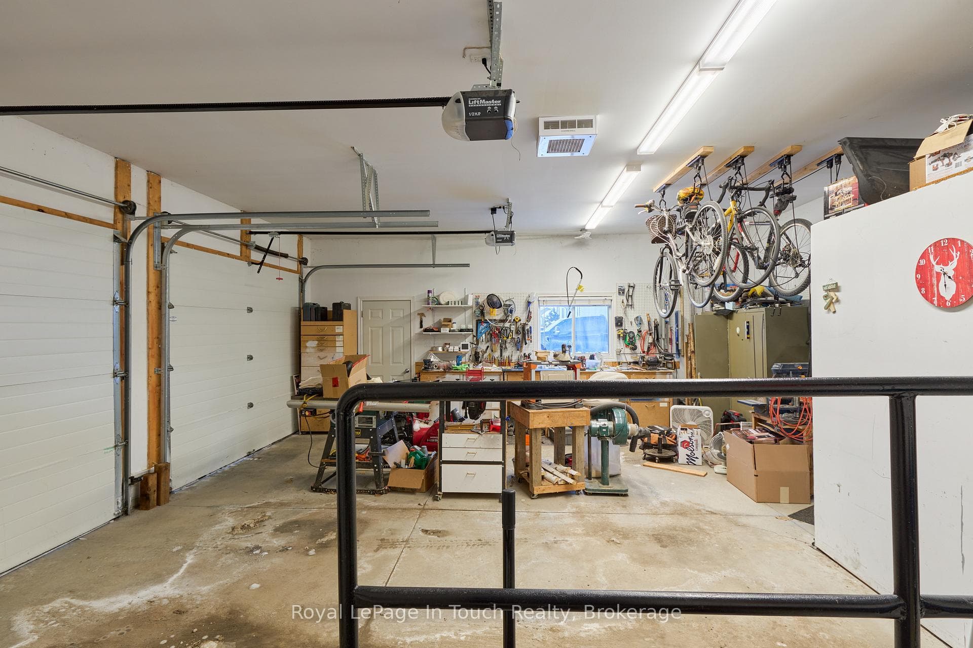 Garage with 2 inside entries