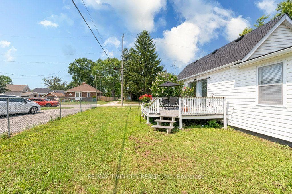 461 Selkirk Street photo 14