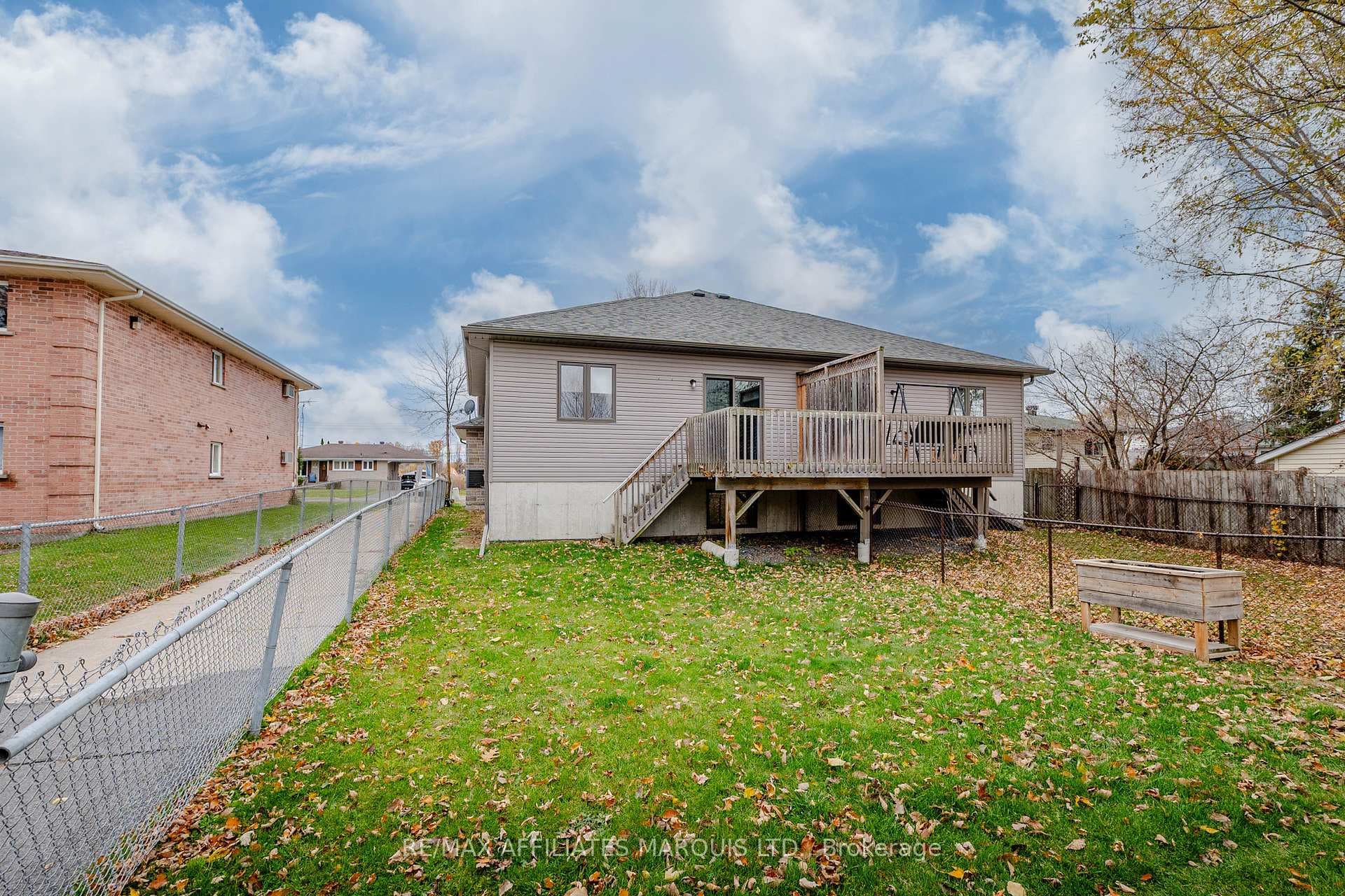 660 Hamilton Crescent photo 35