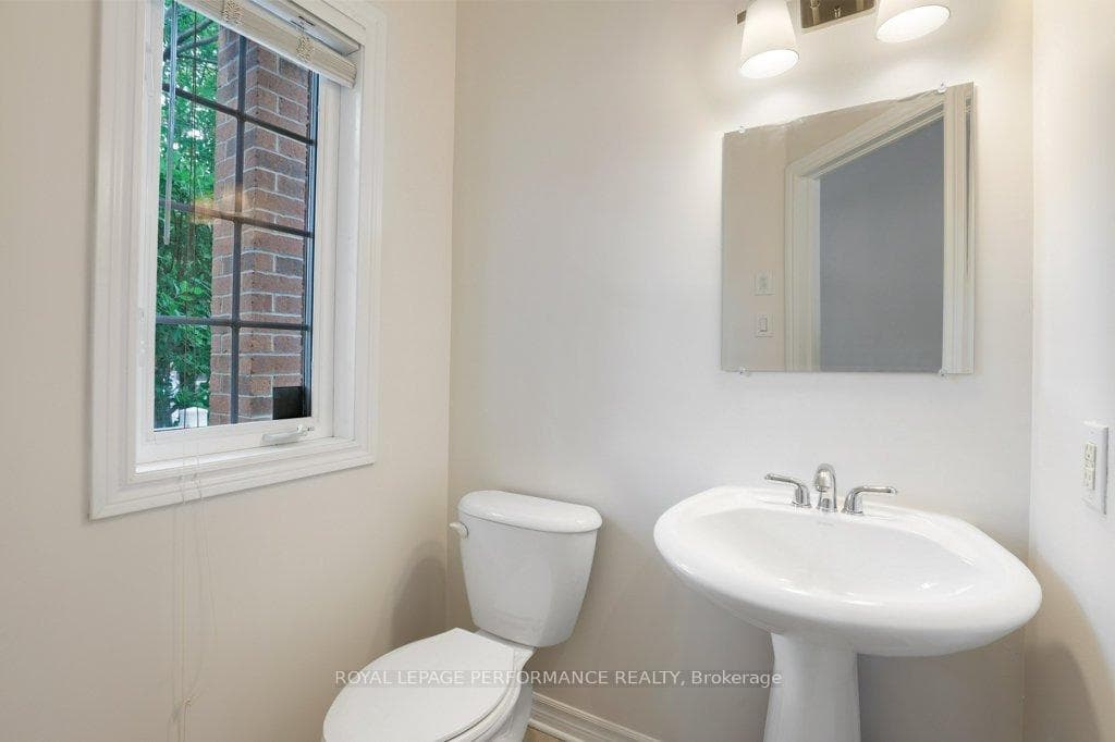 306 Waymark Crescent photo 7