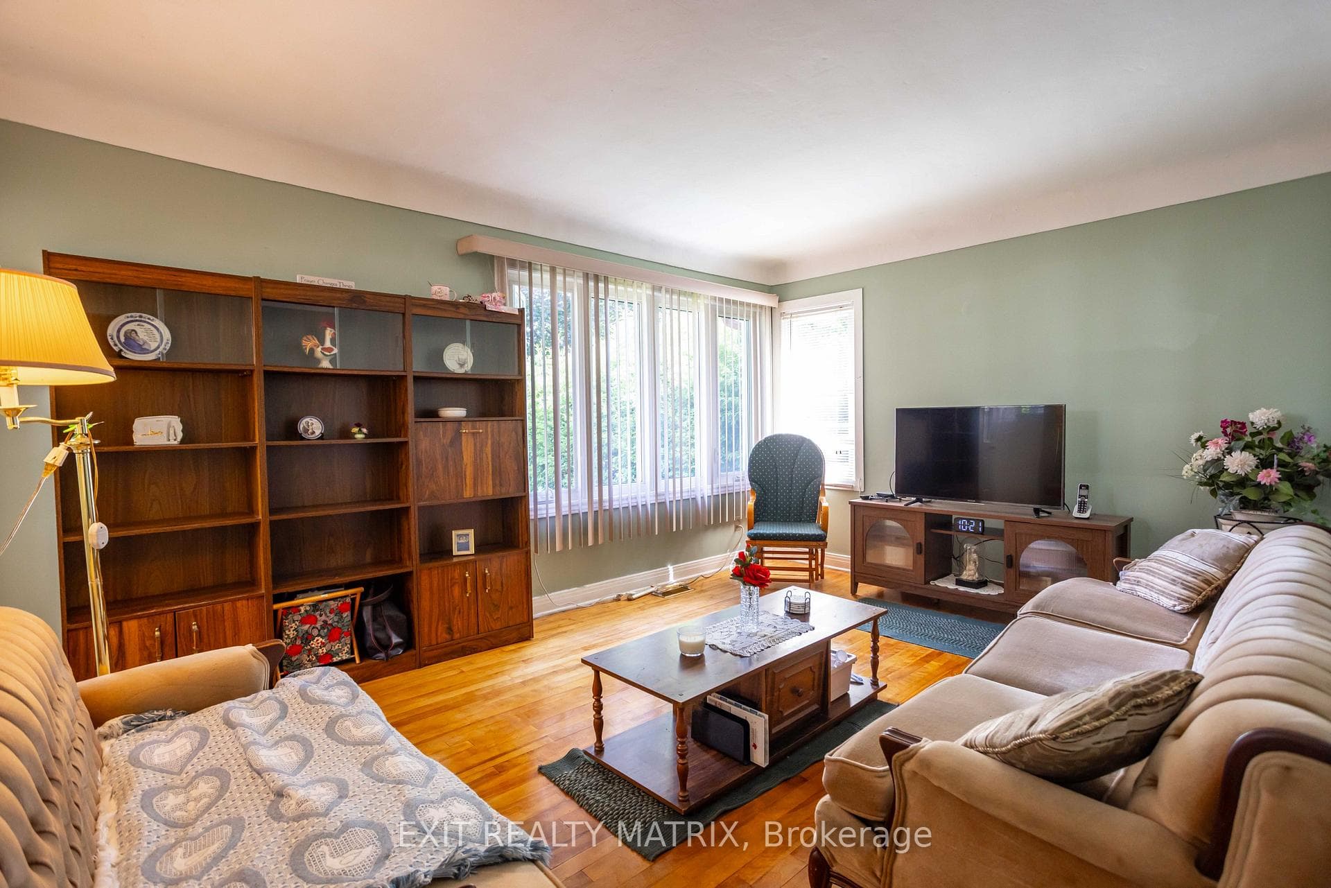 552 Dunbrack Street photo 8