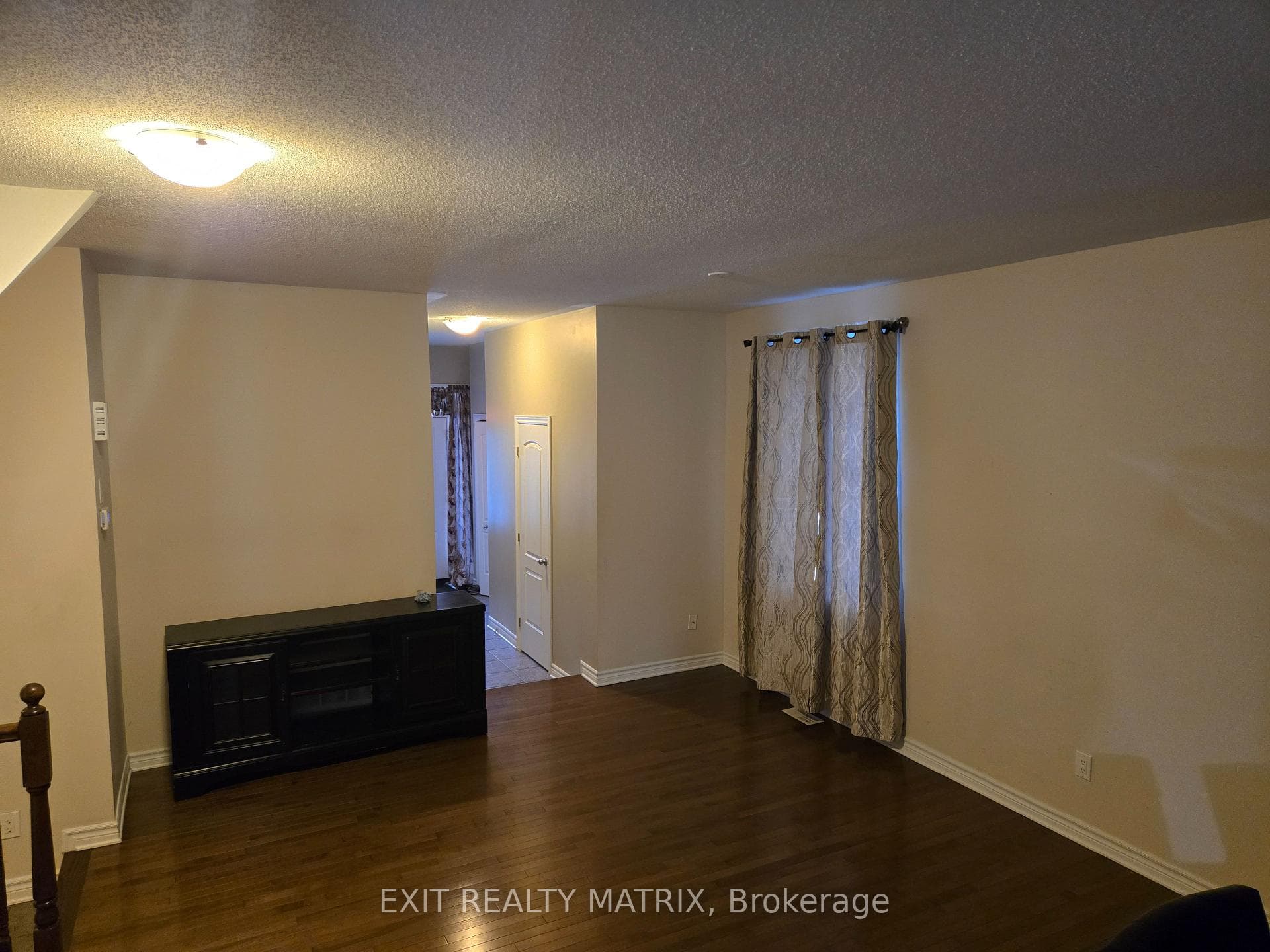 717 Hazelnut Crescent photo 5