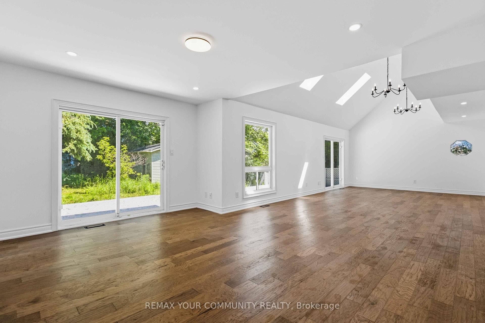 924 Helen Street photo 5