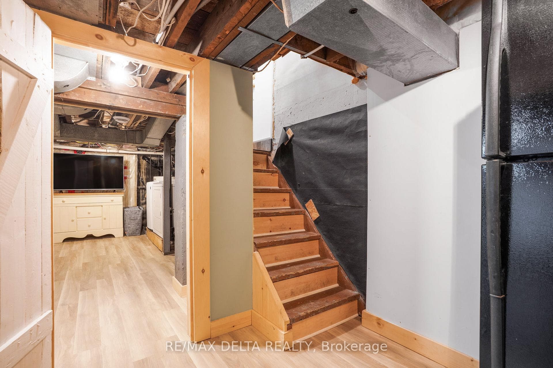 554 Allan Street photo 26