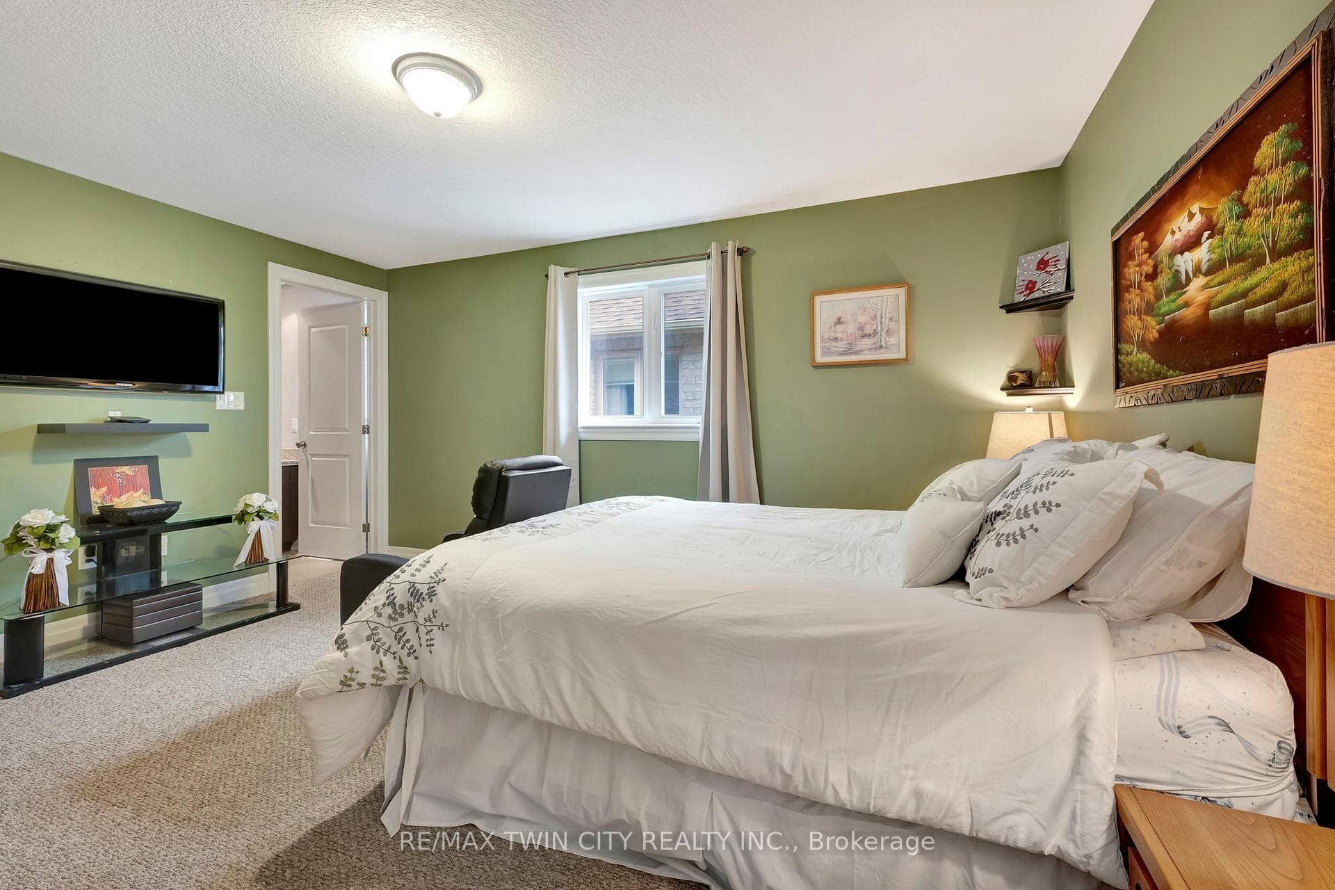 BEDROOM 5 W/ ENSUITE AND WALK IN CLOSET