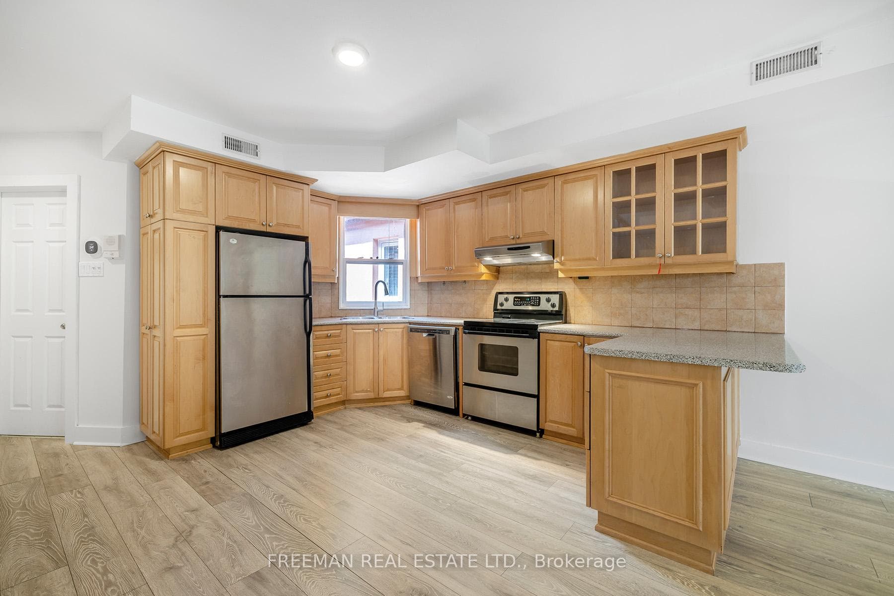 652 Markham Street photo 10