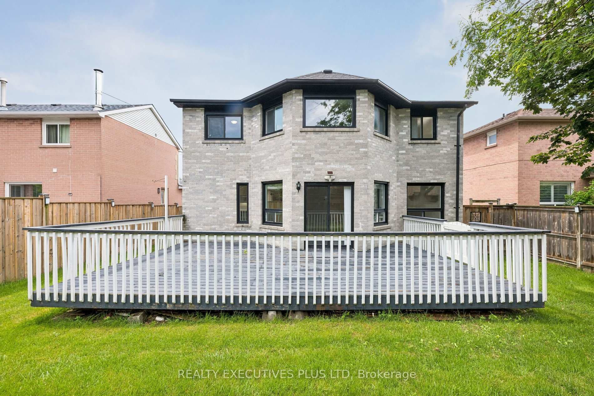 693 Barnes Crescent photo 42