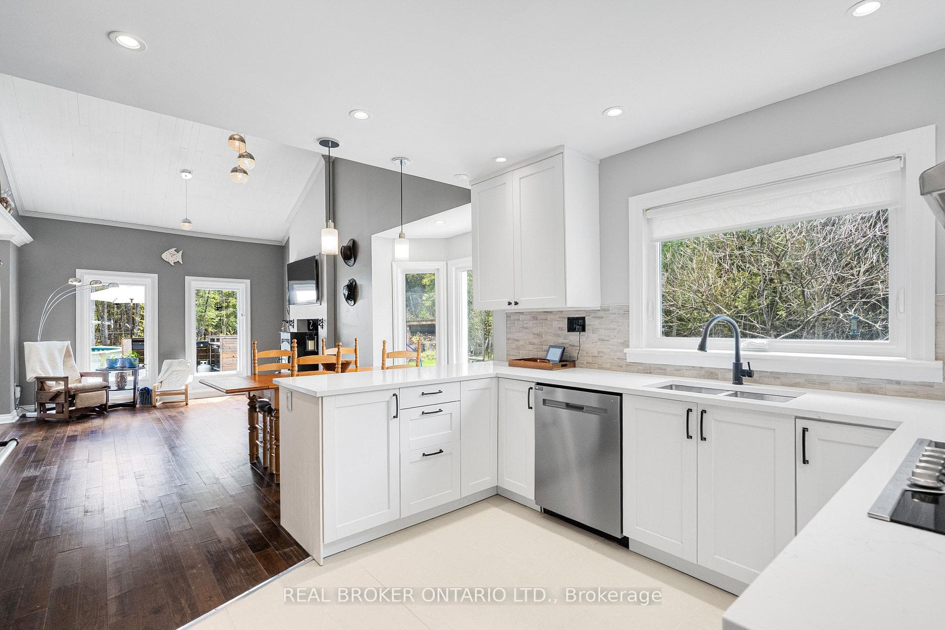 967 Upper Dwyer Hill Road photo 23