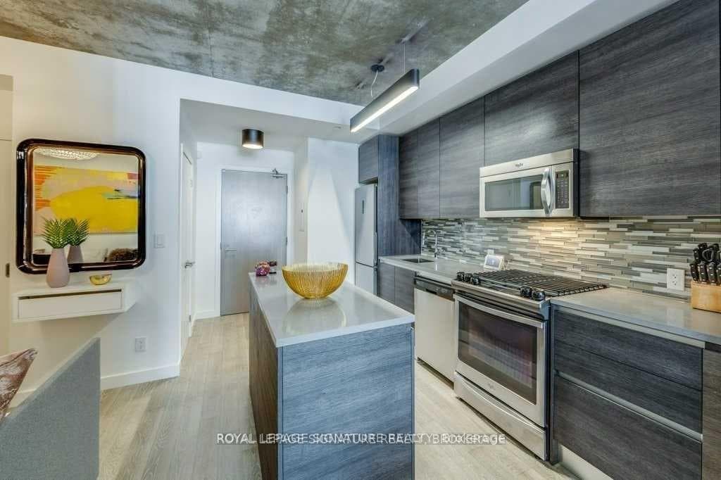 111 Bathurst Street Unit 613 photo 3