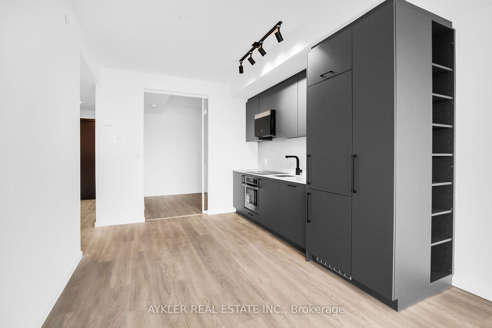 689 The Queensway N/A Unit 410 photo 8