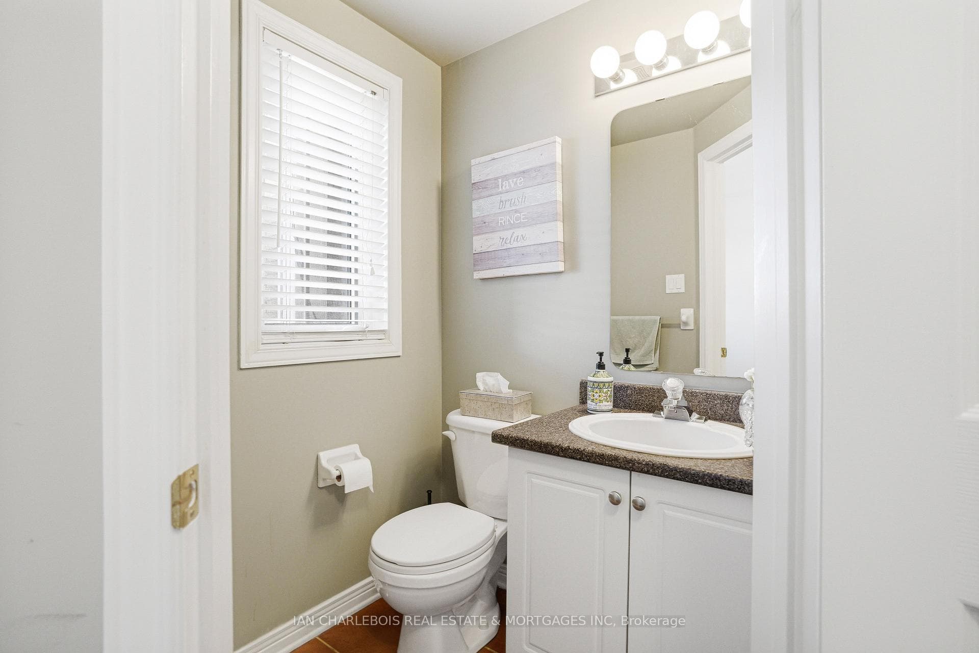 907 Markwick Crescent photo 23