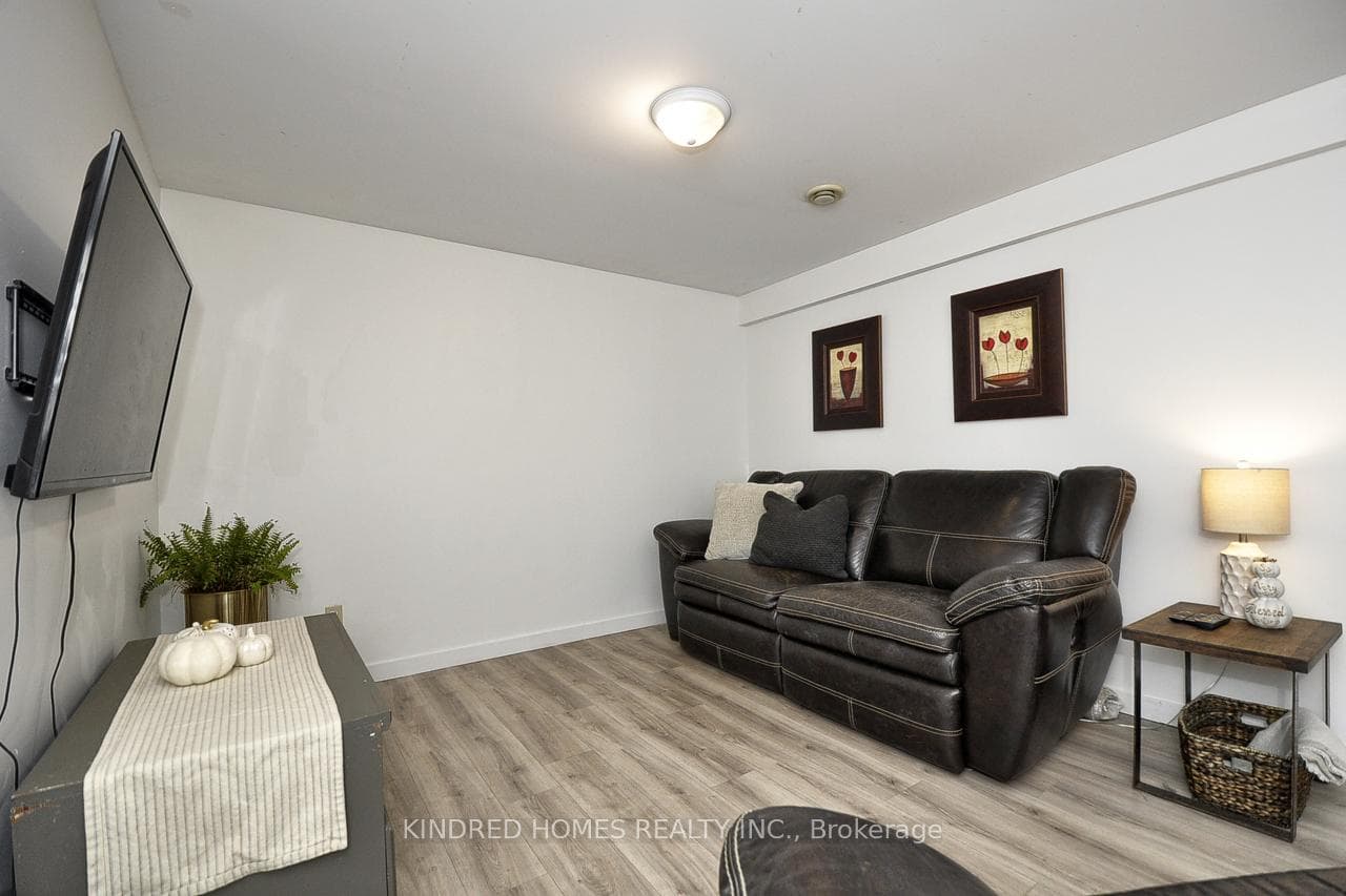 2 Brackenbury Street photo 21