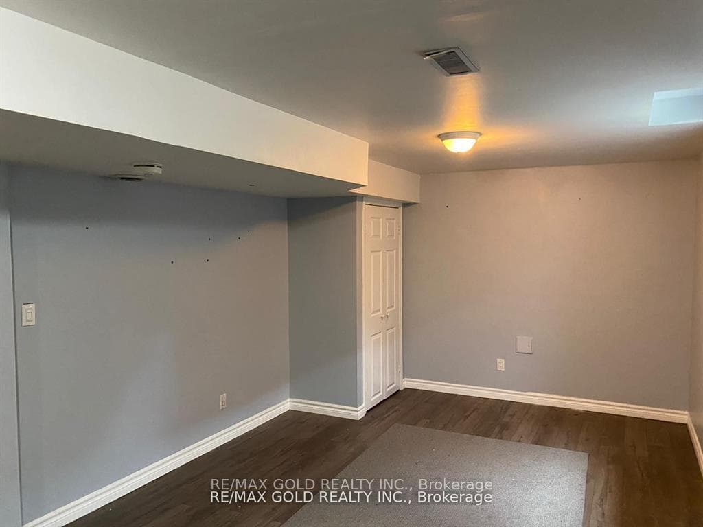 27 Middlecote Drive Unit Bsmt photo 25