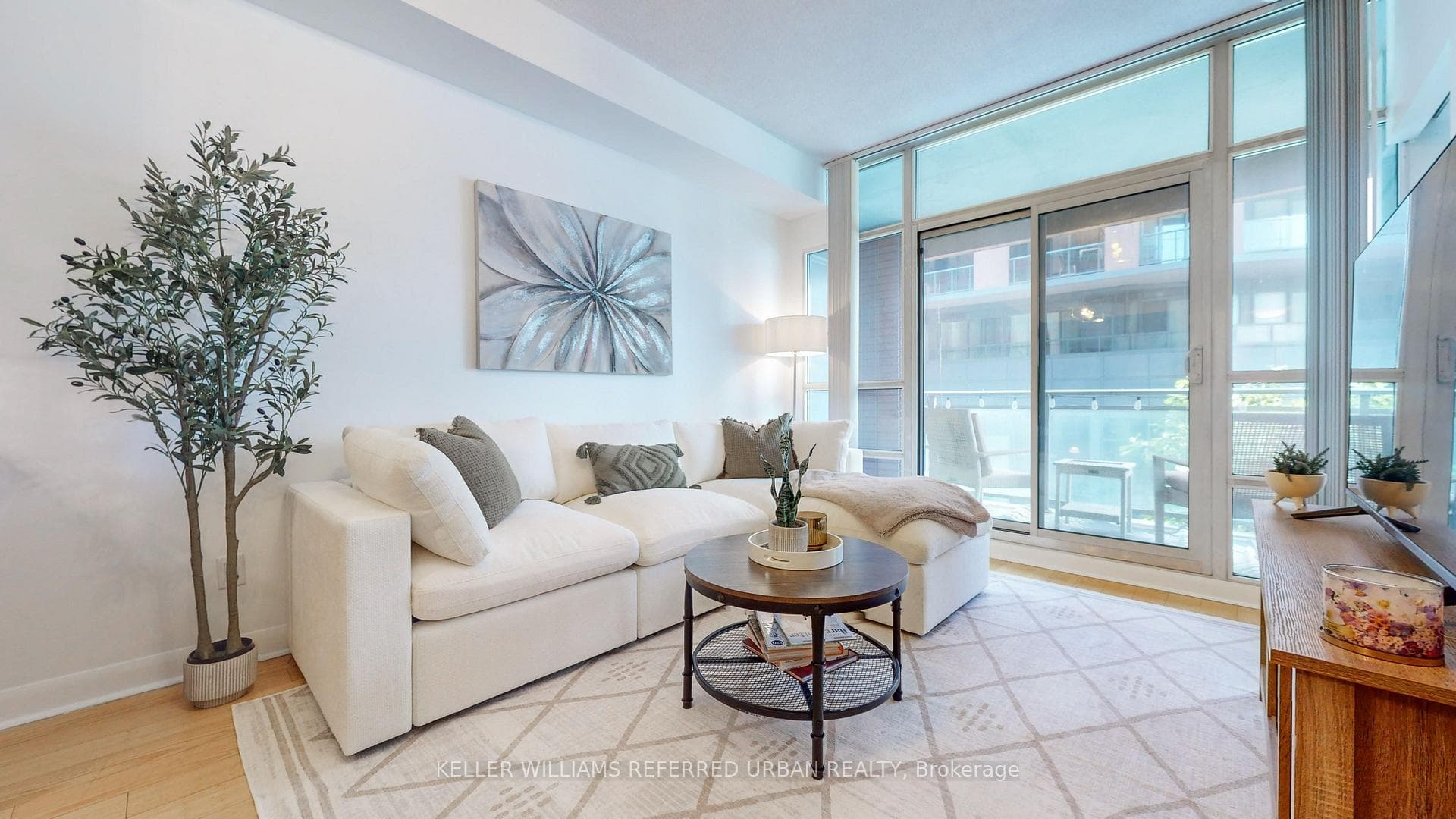 15 Bruyeres Mews Unit 202 photo 9