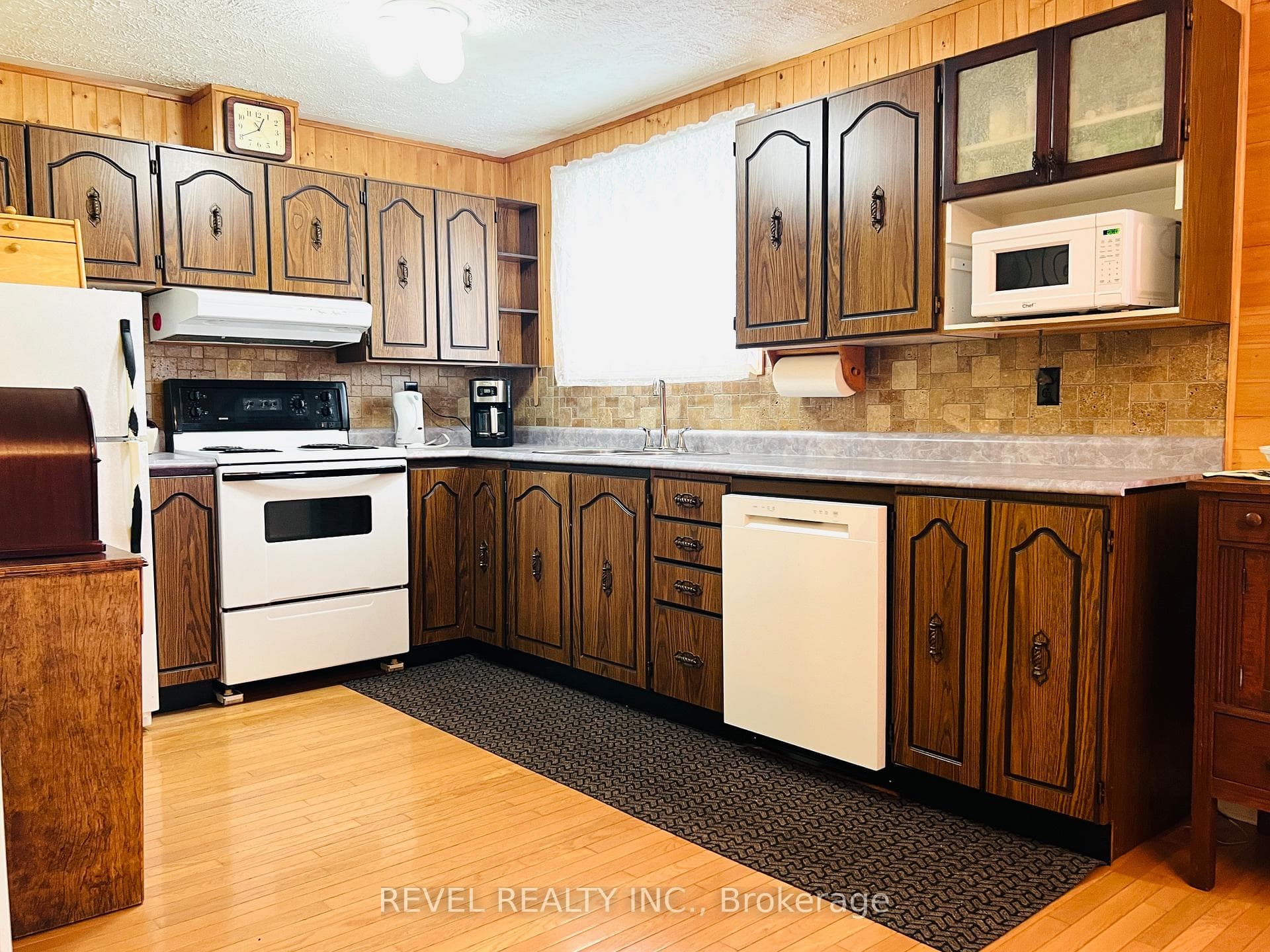 136 Allan Street photo 7