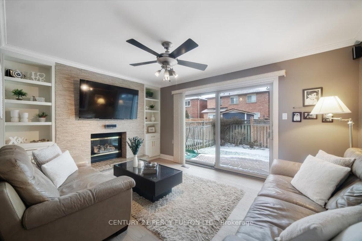 38 Carlisle Cres- living room