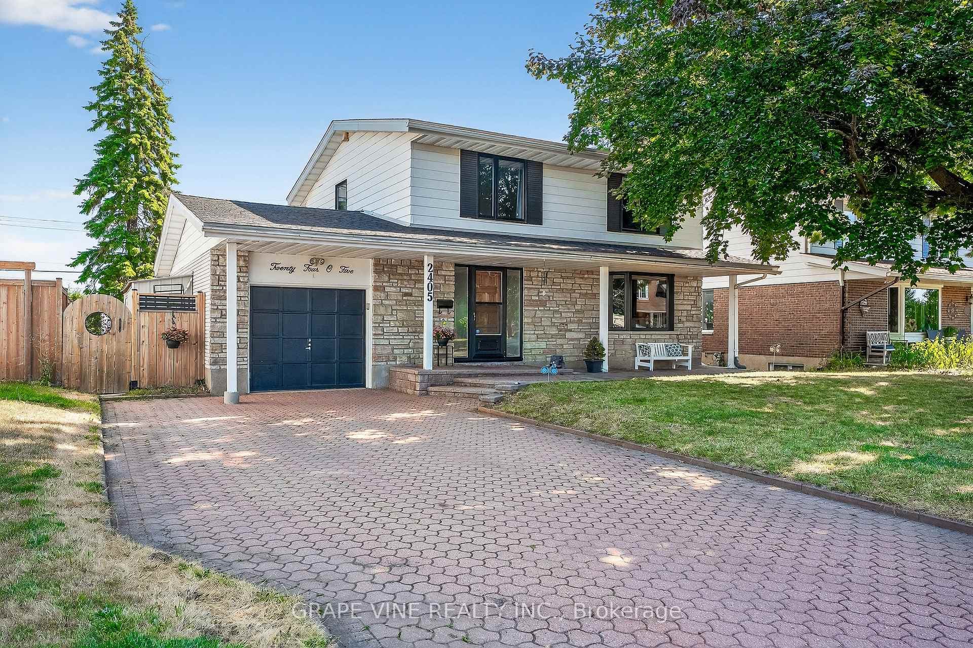 2405 Dwight Crescent photo 1