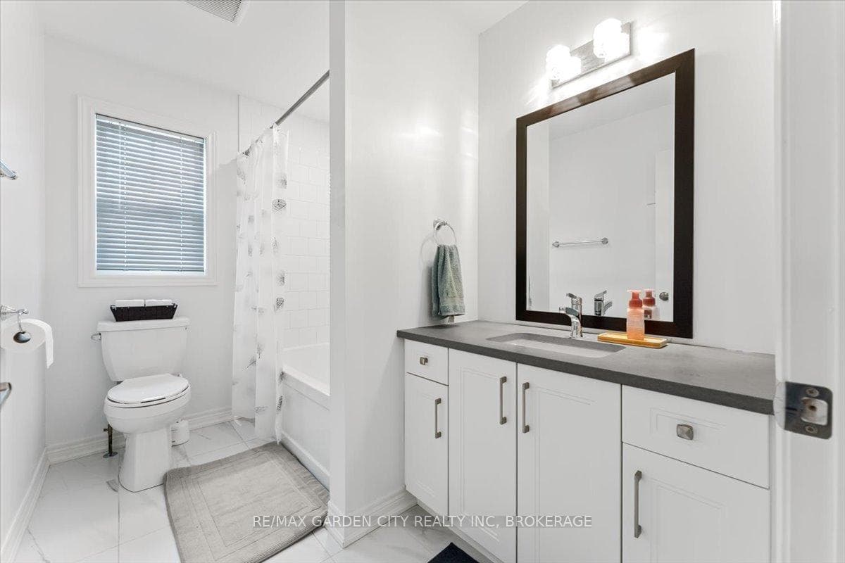 4pc bath upstairs