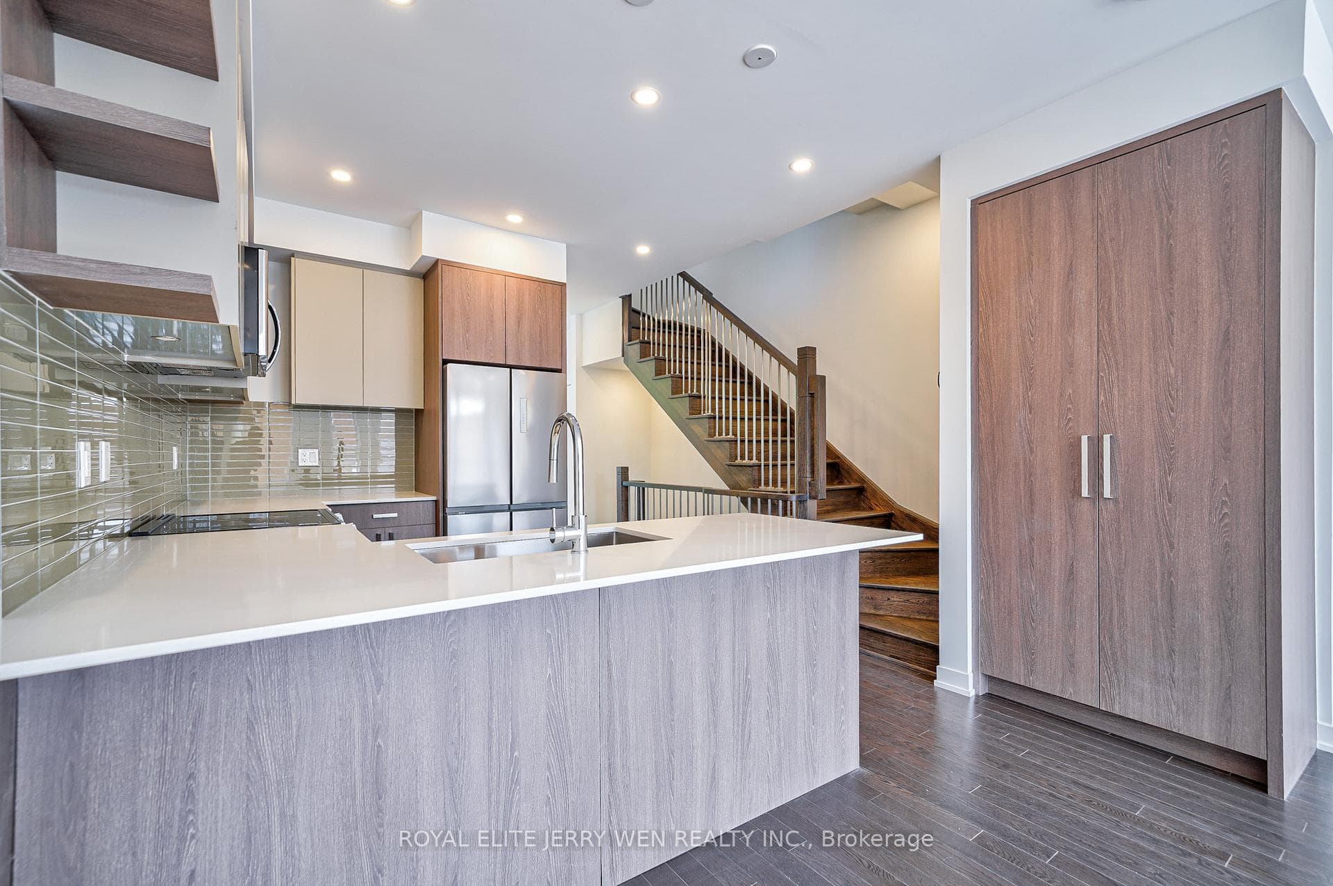 70 Green Gardens Boulevard Unit 7 photo 3