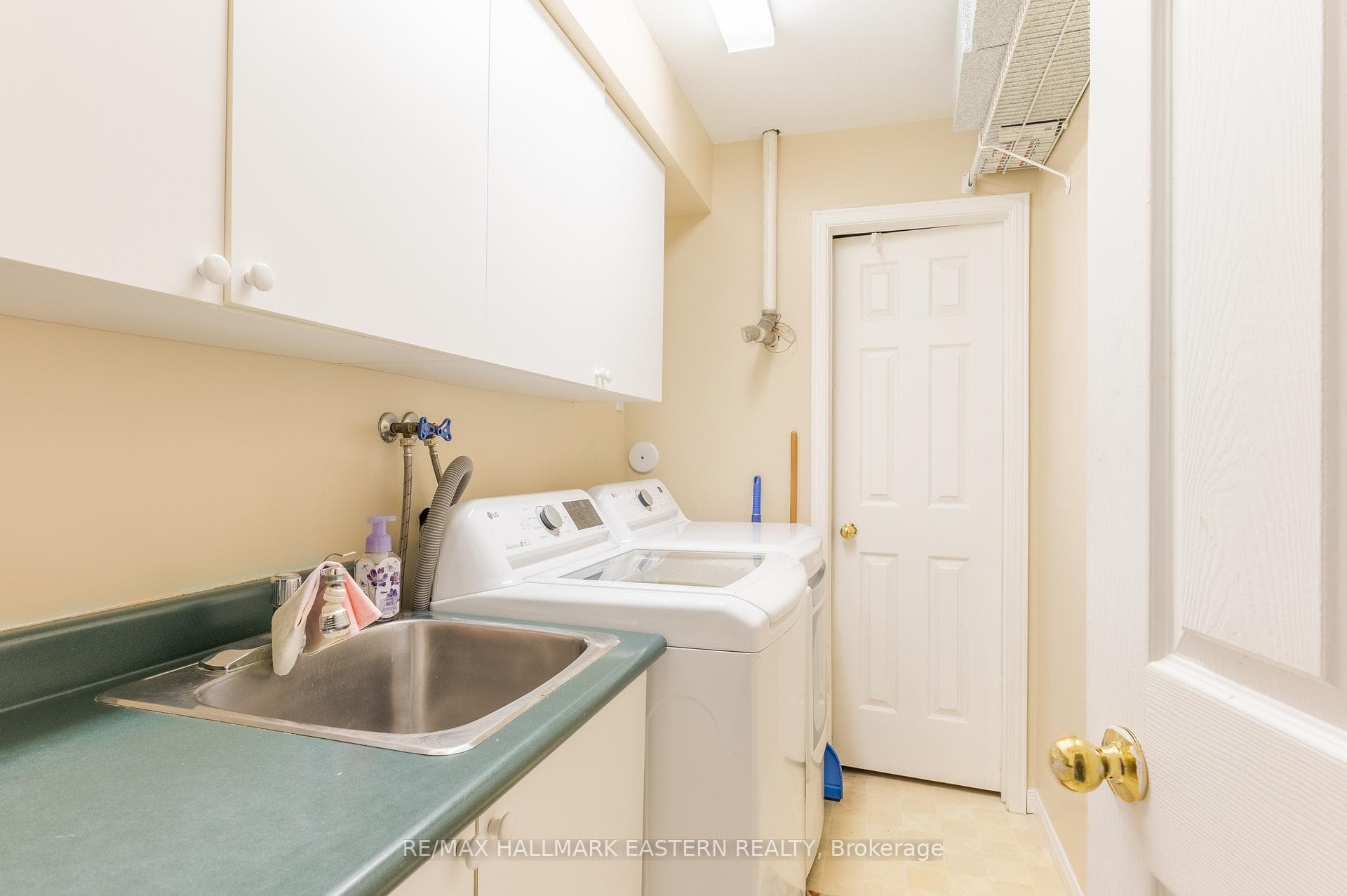 562 Westman Avenue photo 44