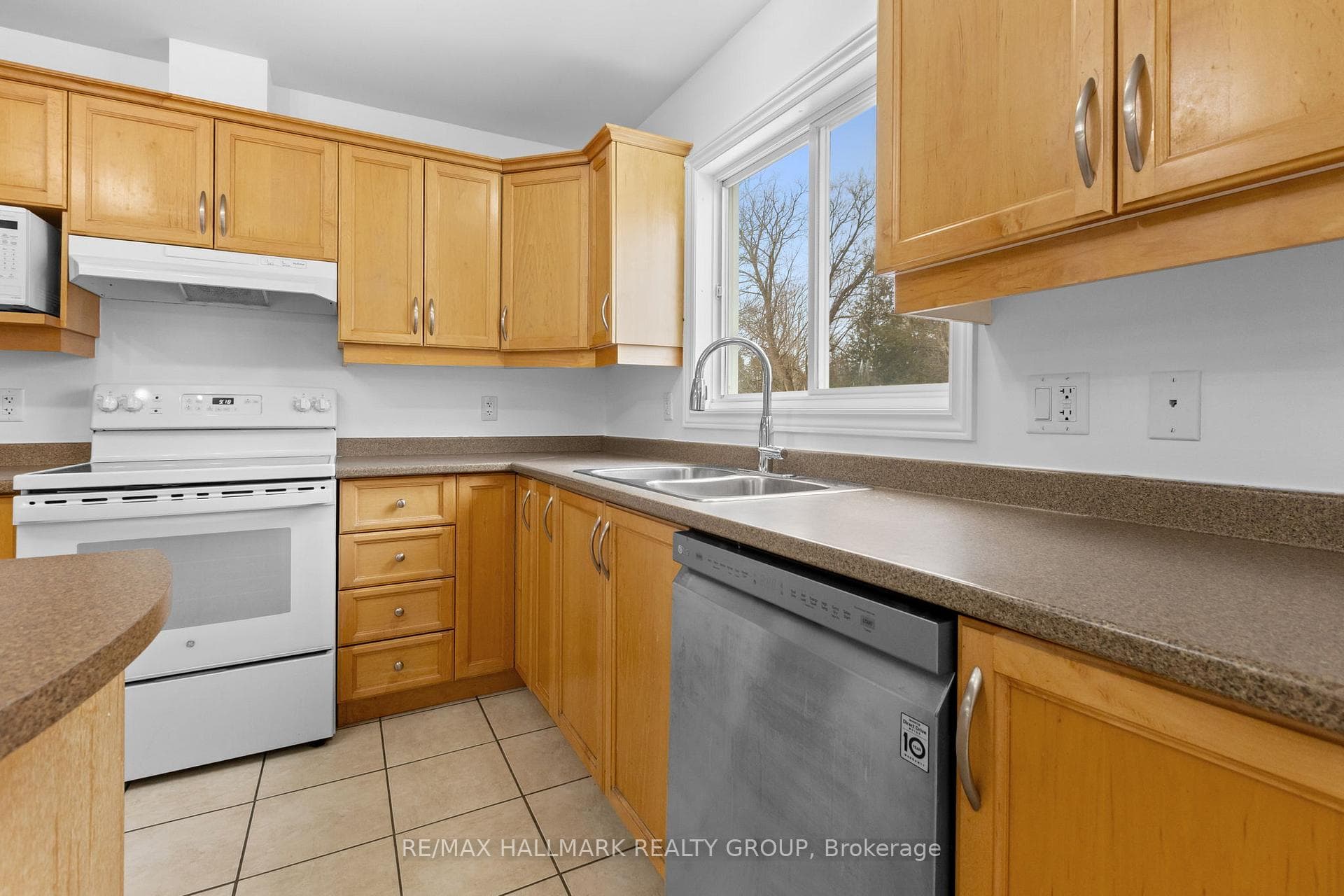 290 Maple Street photo 12