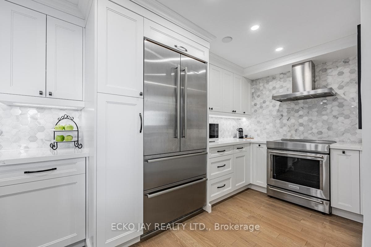 812 Burnhamthorpe Road Unit 1604 photo 4