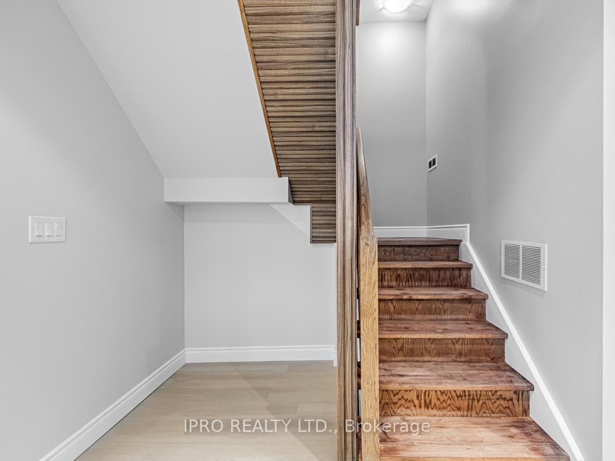 66 Northridge Avenue Unit Lower photo 3