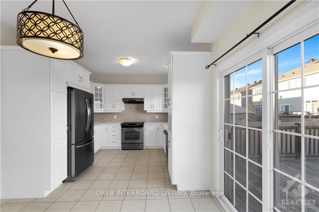 541 CARINA Crescent photo 10
