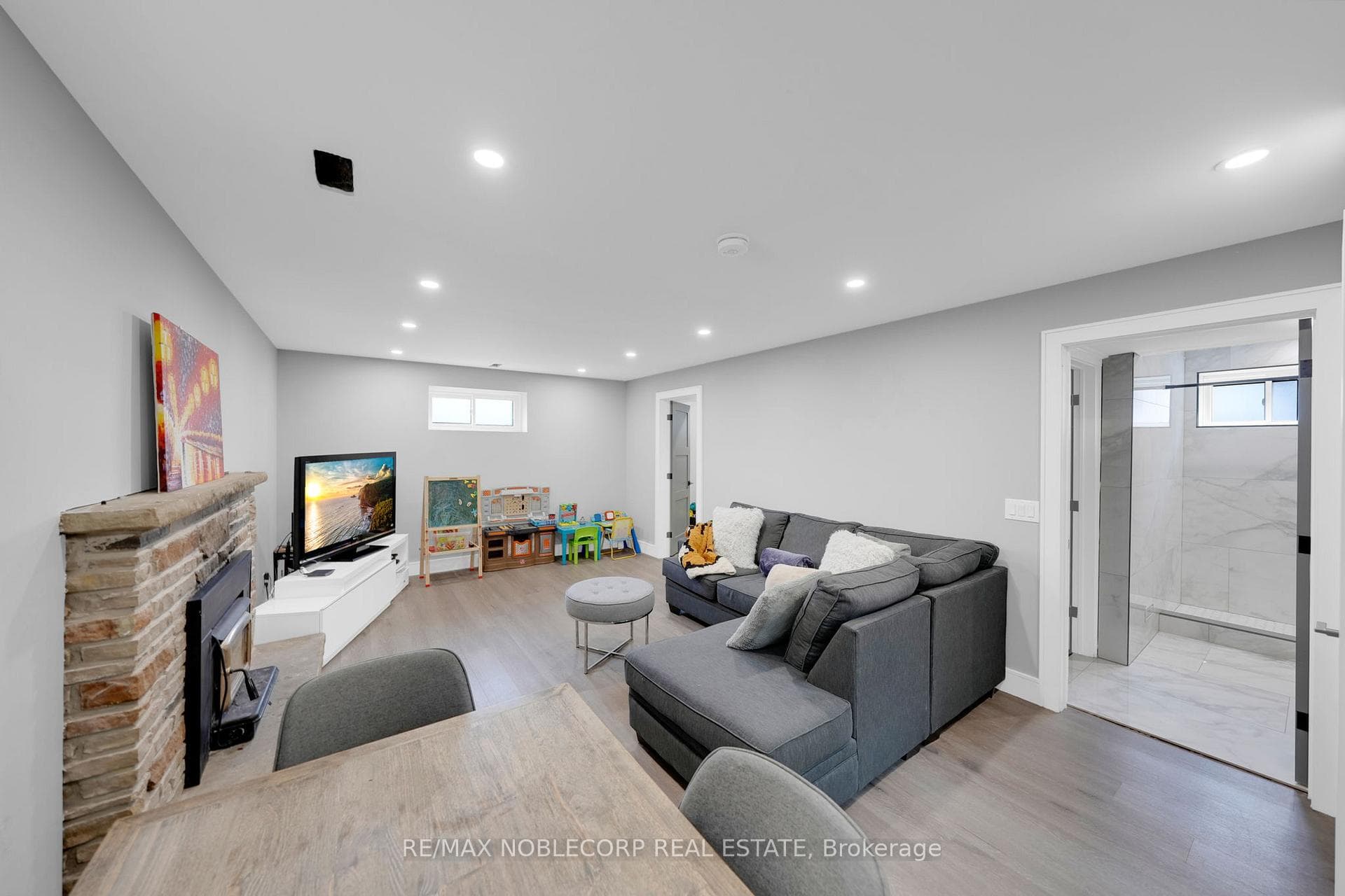 2515 Hensall Street photo 17