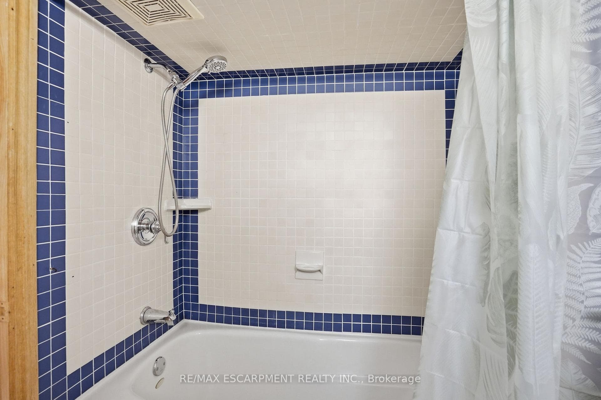 17 Tuxedo Avenue photo 43