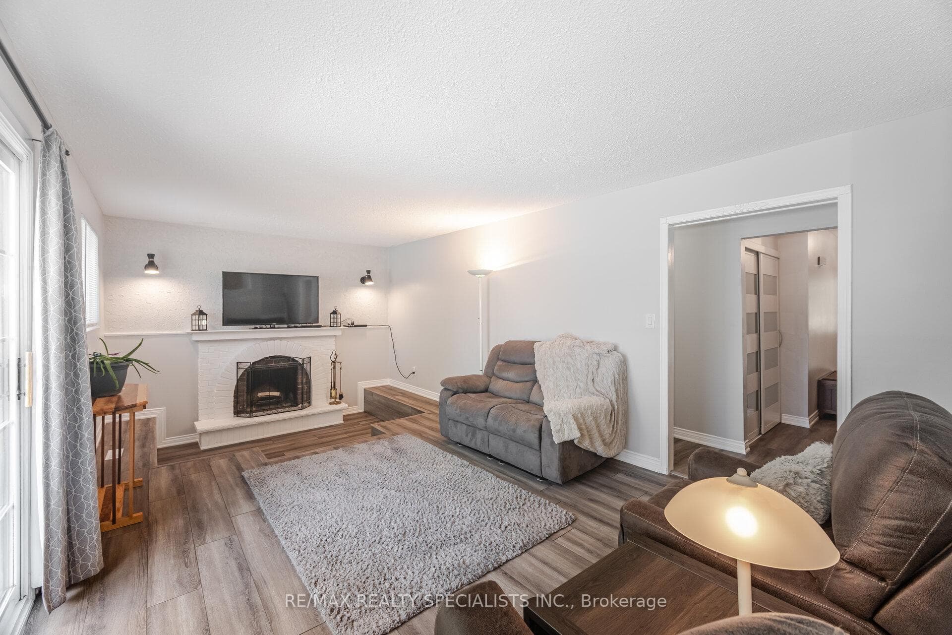 325 Kingsview Drive photo 8