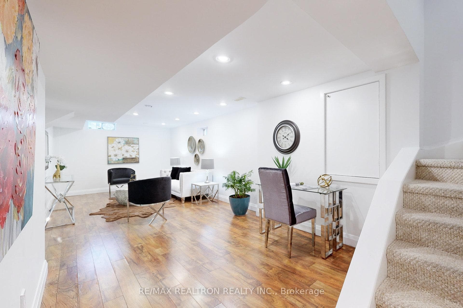 971 Oaktree Crescent photo 33