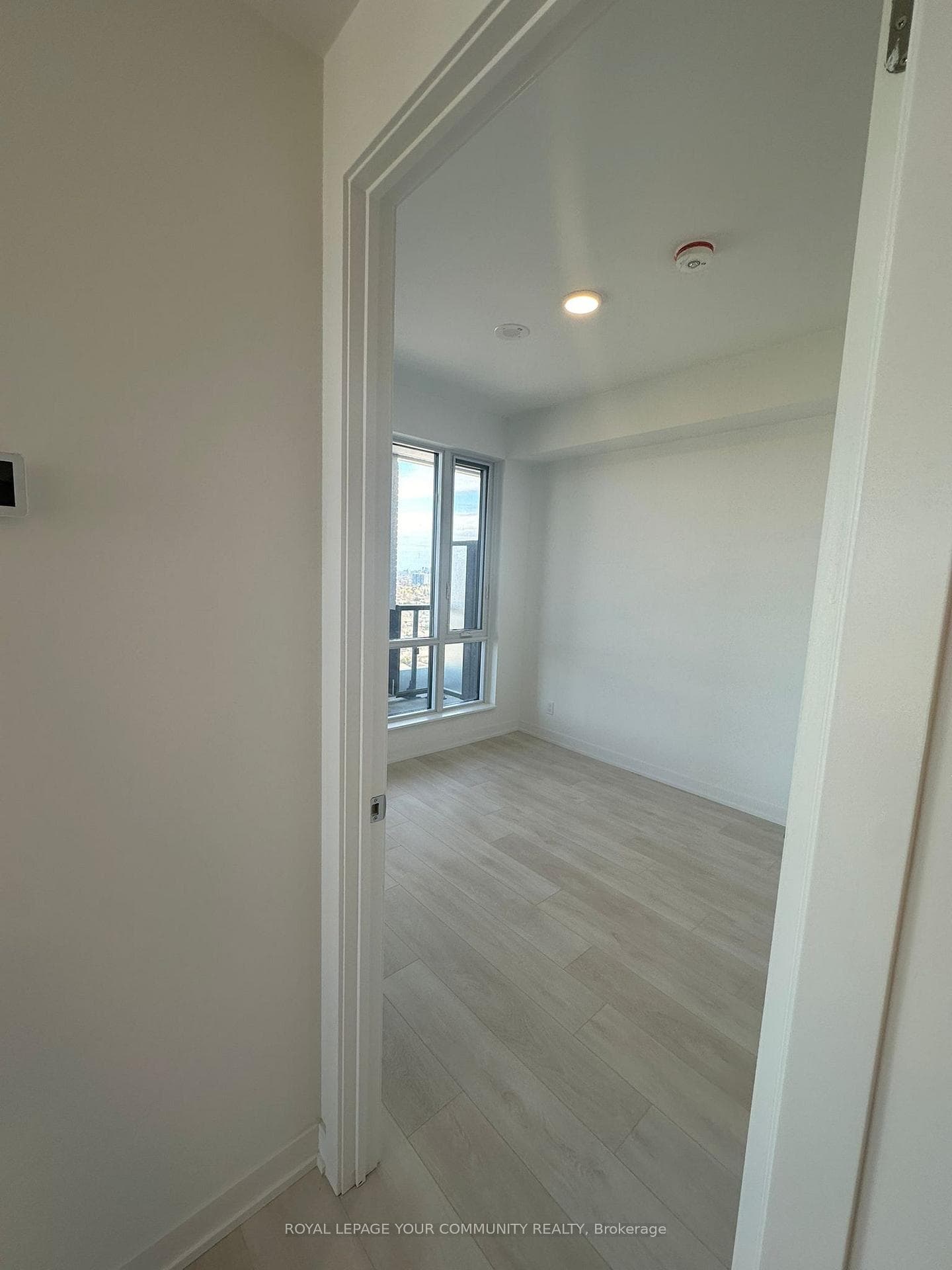 7950 BATHURST Street Unit 1904 photo 8