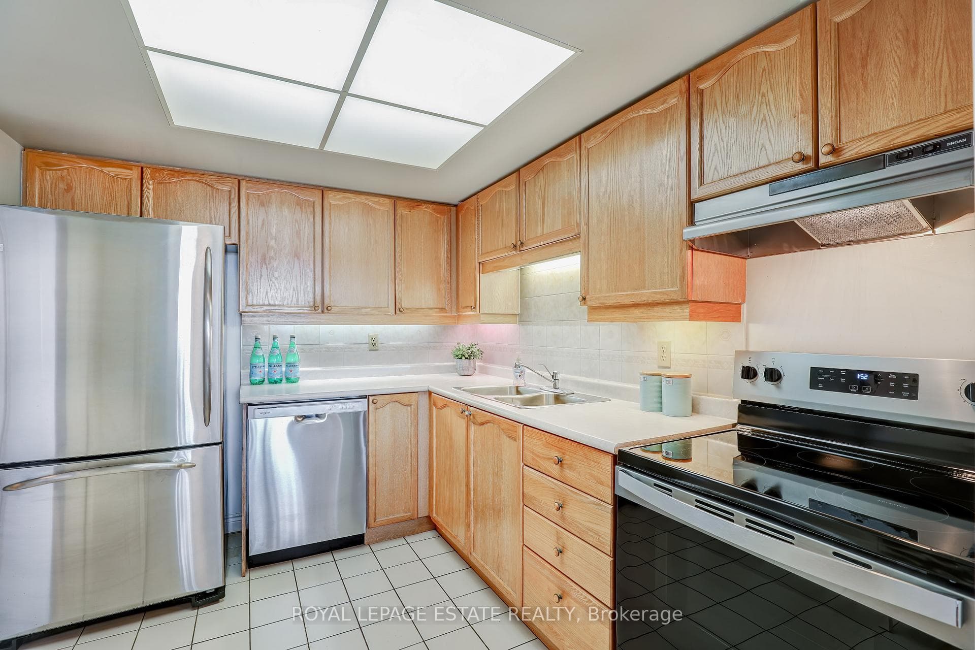 1093 Kingston Road Unit 808 photo 9
