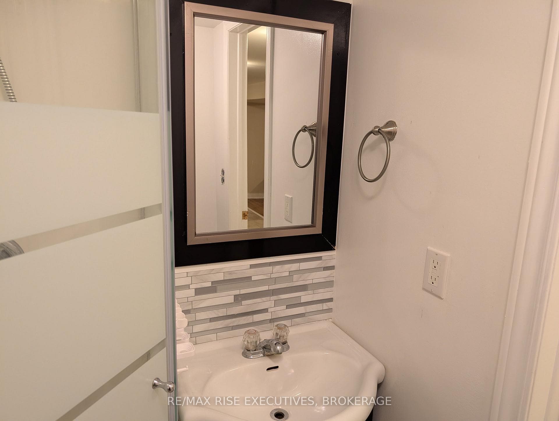 2405 Rideau Ferry Road photo 37