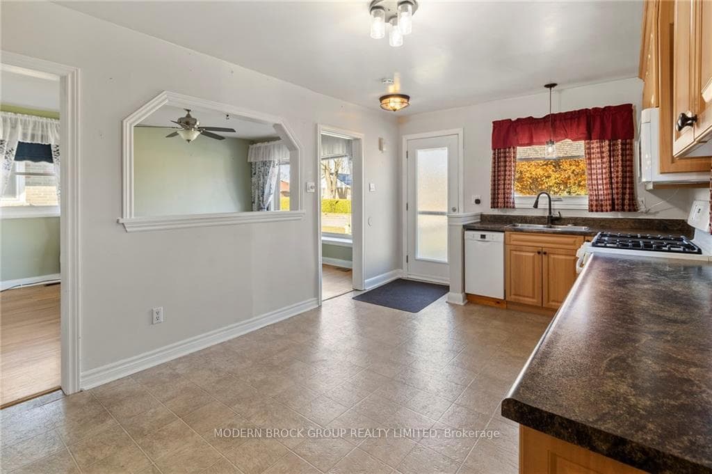 53 BRAMSHOT Avenue photo 12