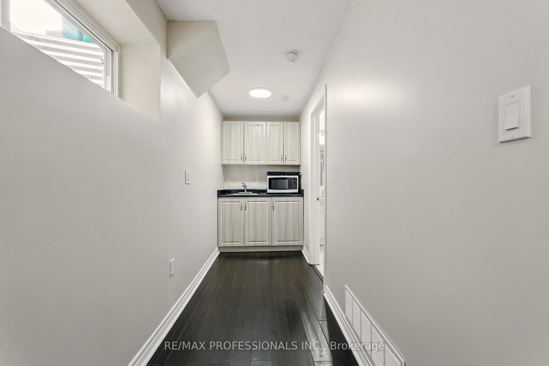 Potential Bachelor with Sink/Microwave/Hot Plate
