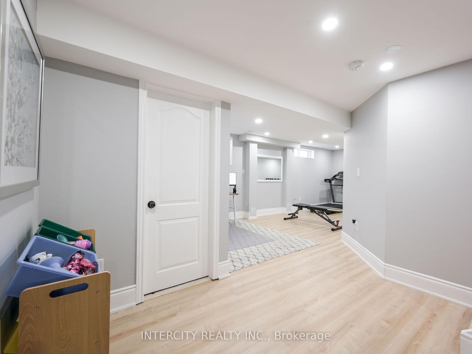 180 Newhouse Boulevard photo 31