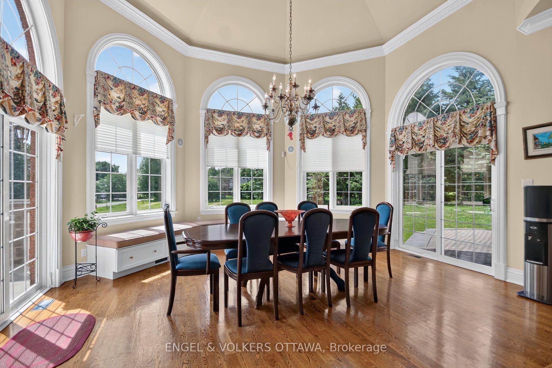 Eat in kitchen with 2 accesses to the backyard