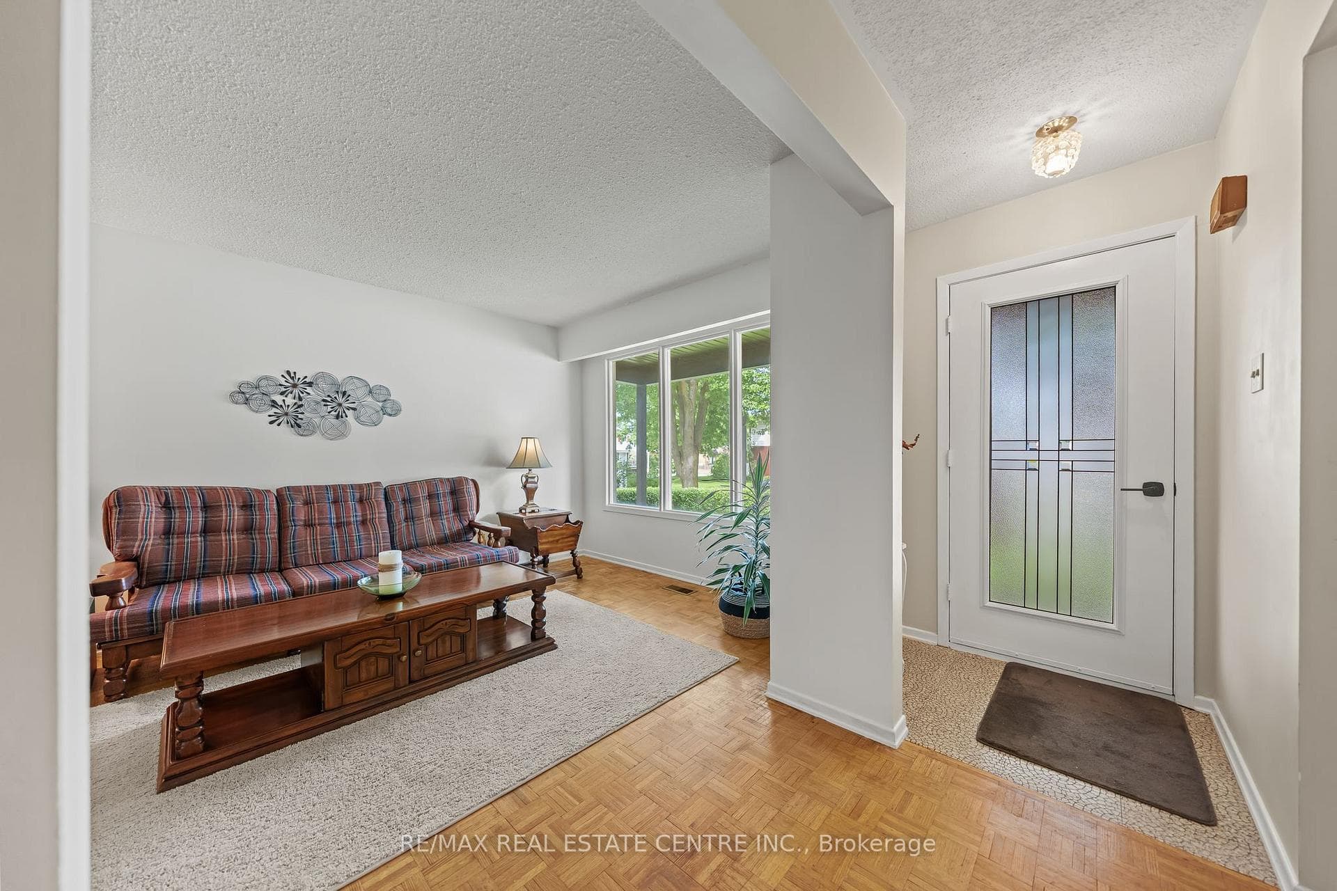 120 Arrowhead Crescent photo 4