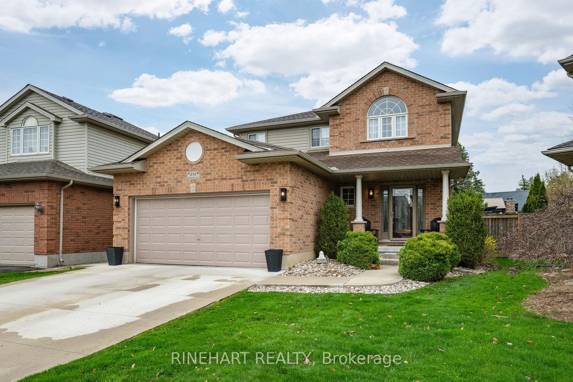 898 Crestview Crescent photo 2