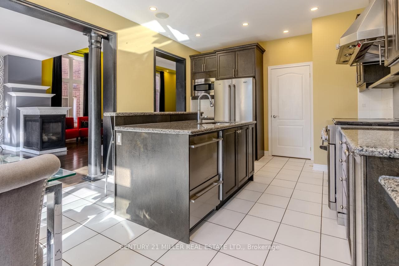 63 Chayna Crescent photo 11