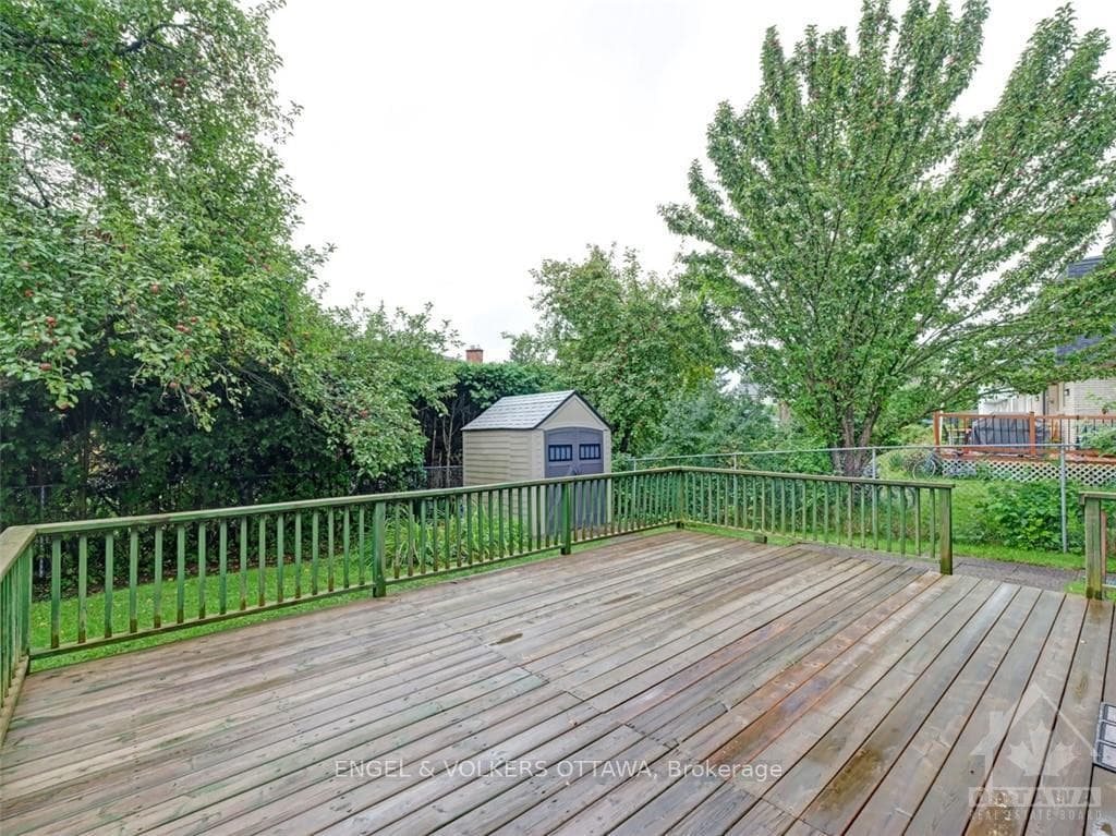 124 AMBERWOOD Crescent photo 25