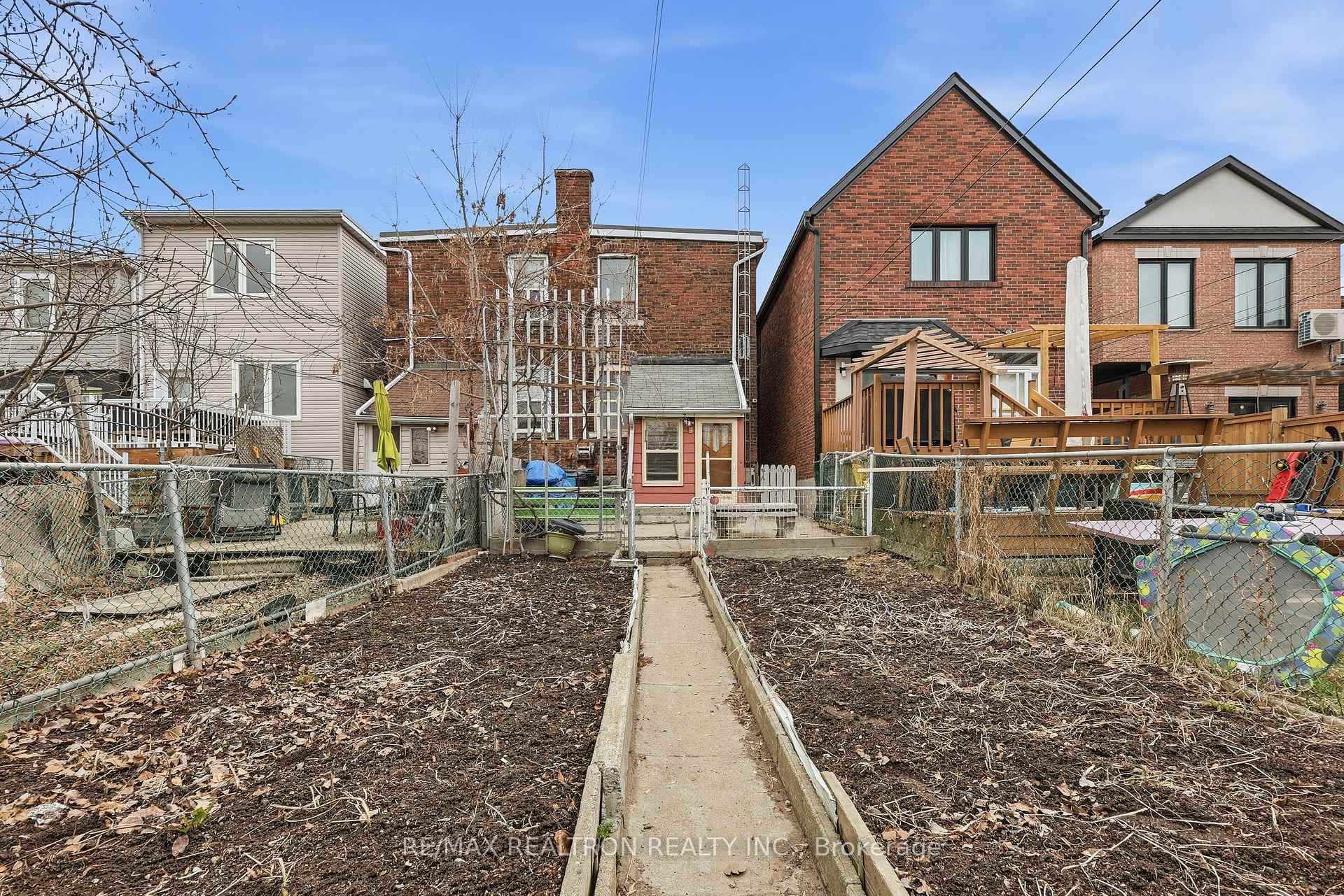 156 Silverthorn Avenue photo 23