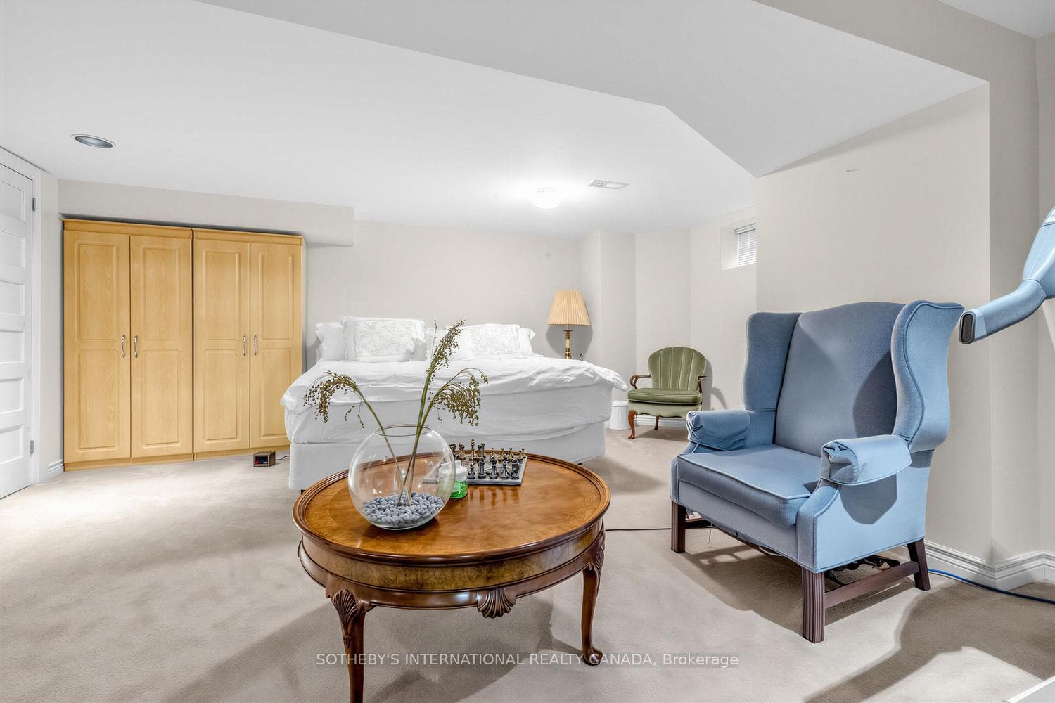 136 Roxborough Drive photo 28