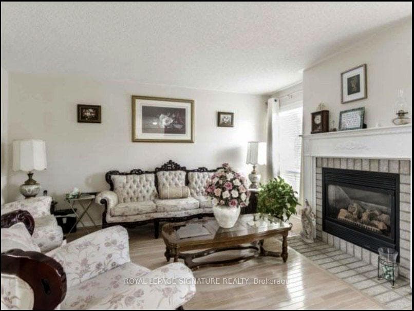 1565 Woodhenge Way photo 2