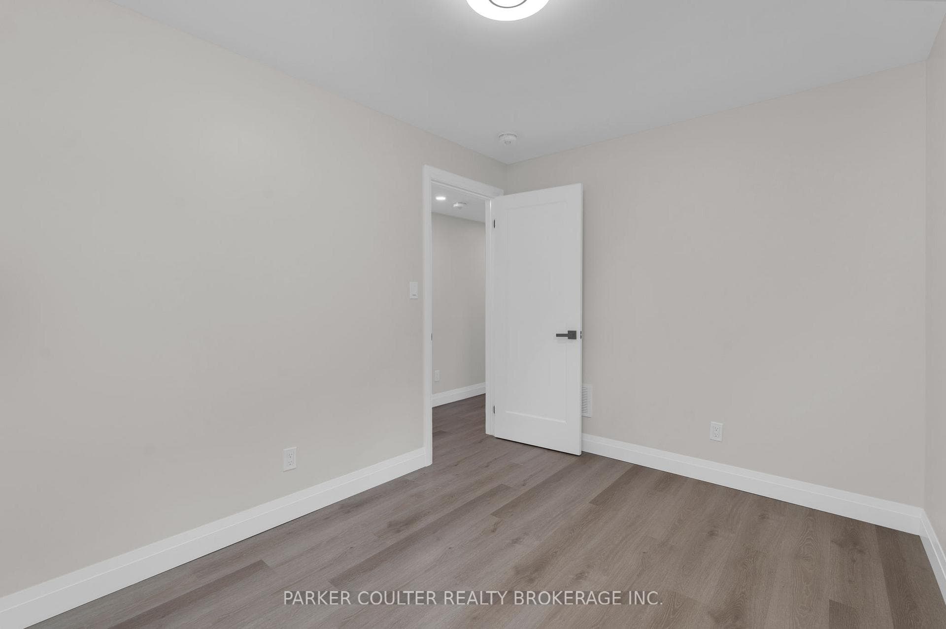 8 Caswell Road photo 28